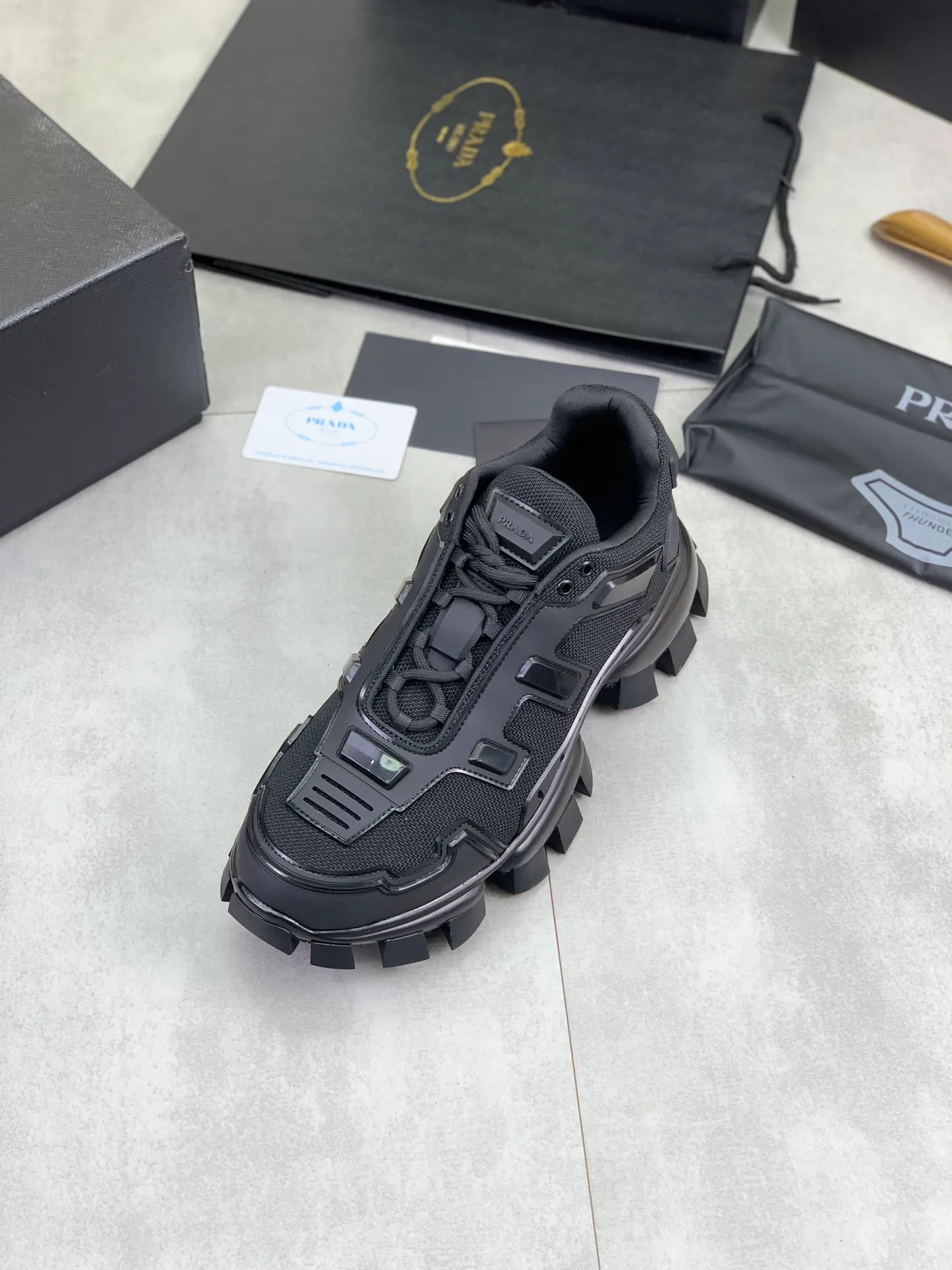 Factory price P660 top version PRADA Dark Punk Martin Rock Tank Mecha Hardcore Fighting Shoes ☑️ A century-old brand, the unique hardcore design has entered the public eye. The tank element is used as the sole design, subverting conventions, breaking the monotony and dullness, lighting up the overall shape, attracting attention, and achieving a meaningless appearance. With its hard-core styling and metal accessories full of design, it unleashes an unruly punk spirit, interprets a unique and iconic style, and demonstrates the leadership level of its pioneer originator in the field of thick-soled shoes. It is the nirvana darling of major fashion weeks. 📣📣The ultra-light foam outsole solves the problem of bulkiness and is suitable for those who know the difference. ✅Fabric: Original splicing design and production ✅Inner: Original lining➕Cow leather insole. ✅Original foam combination outsole with 8cm heel height and super light weight. ✅Code number: Female 35-39 (40 is customized and non-refundable) Male 39-45 (46 and 47 are customized and non-refundable) Full package at the counter